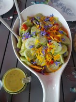 Een zalige salade met eetbare bloemen uit eigen kas en tuin